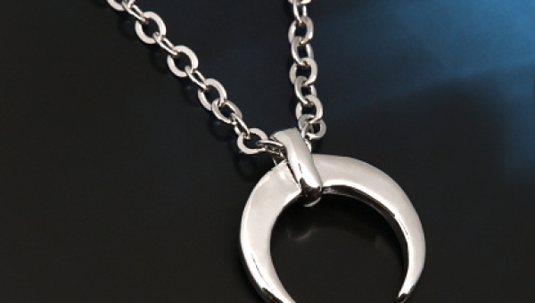 Why Women are Obsessed With Islamic Crescent Moon and Star Jewelry?