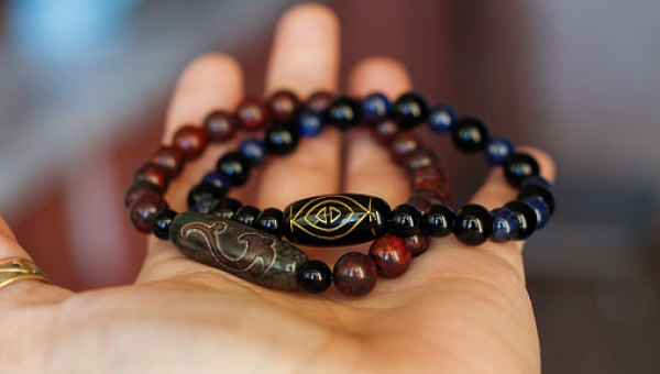What Islamic Jewelry for Her Describes?